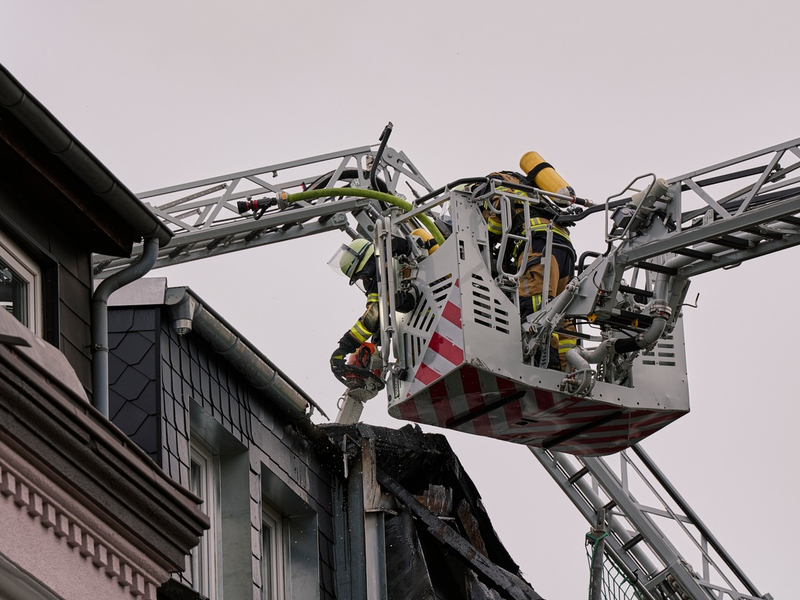 FW-E: Dachstuhlbrand in Essen-Kray - Gebäude unbewohnbar - Foto: presseportal.de