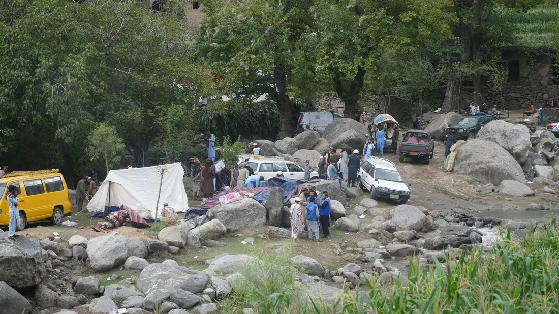 Blick auf ein provisorisches Notunterkunftslager nach dem Erdbeben in der afghanischen Provinz Kunar. - Bild: Li Ang/XinHua/dpa