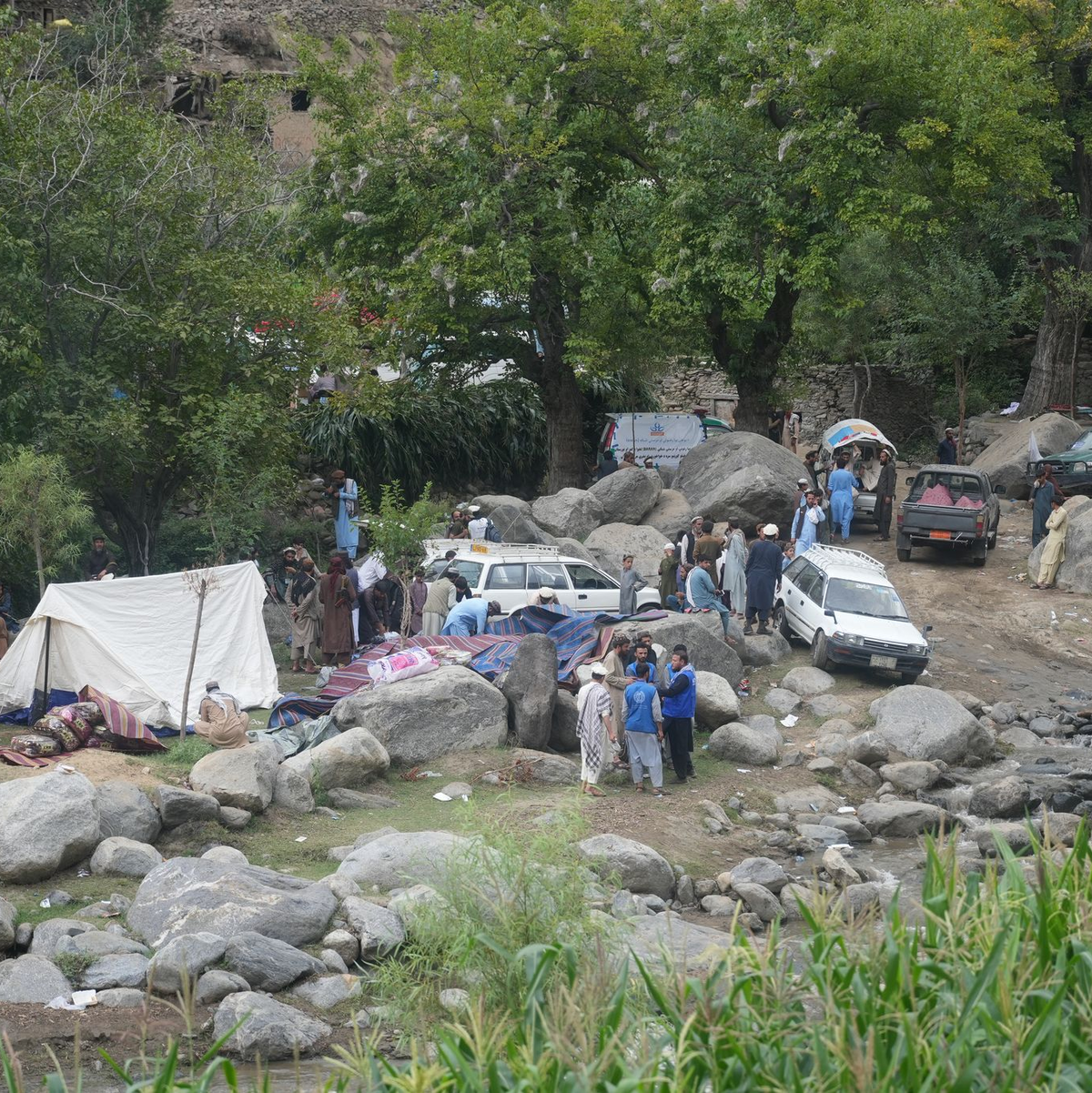 Blick auf ein provisorisches Notunterkunftslager nach dem Erdbeben in der afghanischen Provinz Kunar. - Foto: Li Ang/XinHua/dpa