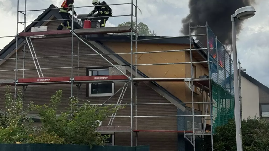 FW-MH: Dachstuhlbrand in Mülheim-Heißen - Bild: presseportal.de