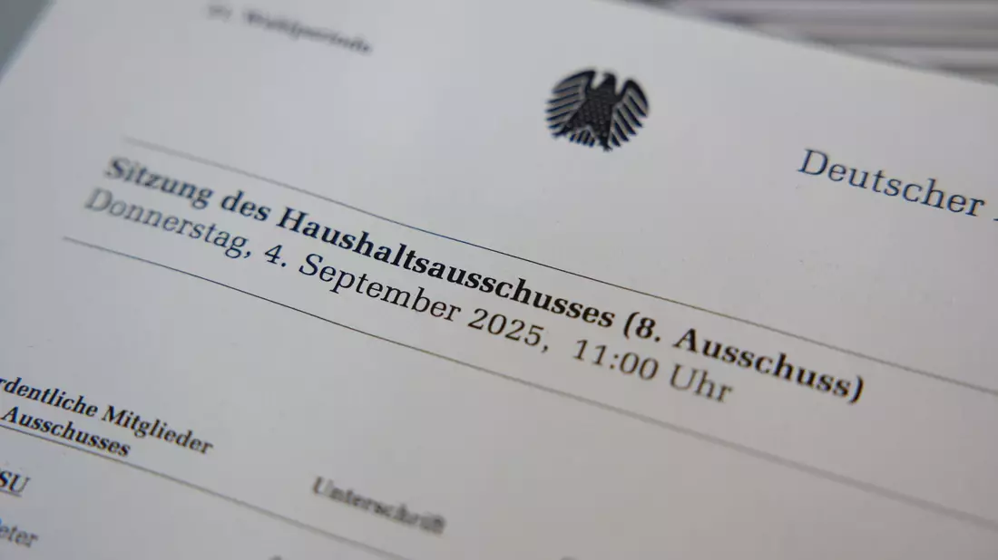 Die wichtigsten Fragen gelten nach der Haushaltsbereinigung als geklärt. Die Haushälter gehen dabei alle Einzeletats durch und lassen die Ministerinnen und Minister vorsprechen. - Bild: Joerg Carstensen/dpa