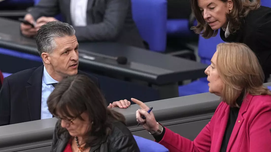 Wie schnell soll es gehen mit der Reform des Bürgergelds? Kanzleramtsminister Frei (CDU) meint, Arbeitsministerin Bas (SPD) sollte schon «in den nächsten Tagen» liefern. (Archivbild) - Bild: Michael Kappeler/dpa