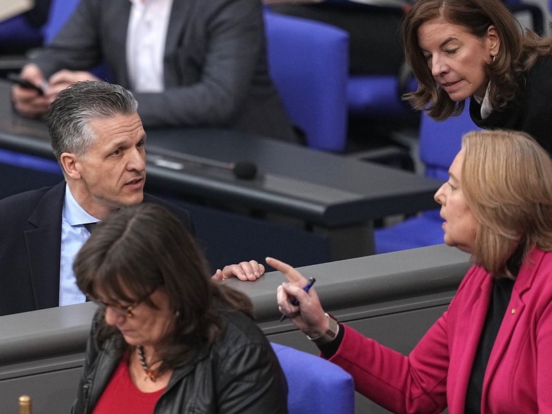 Wie schnell soll es gehen mit der Reform des Bürgergelds? Kanzleramtsminister Frei (CDU) meint, Arbeitsministerin Bas (SPD) sollte schon «in den nächsten Tagen» liefern. (Archivbild) - Foto: Michael Kappeler/dpa