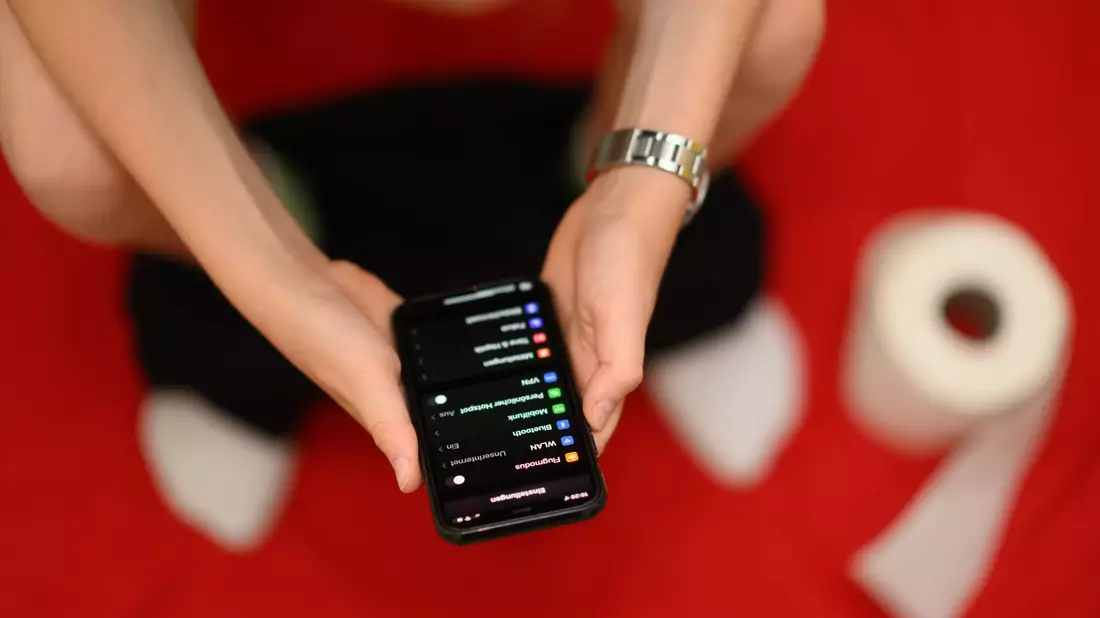Die Mehrheit der Menschen in Deutschland lässt sich auch auf dem Klo vom Smartphone berieseln. (Archivbild) - Bild: Robert Michael/dpa