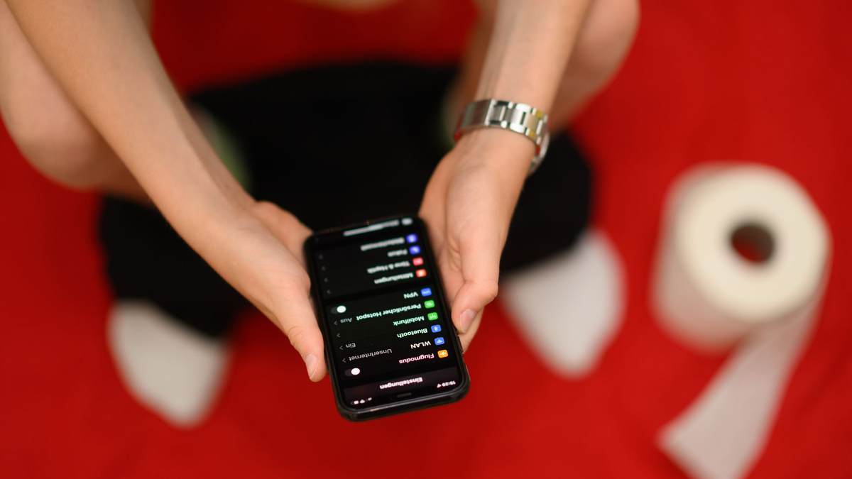 Die Mehrheit der Menschen in Deutschland lässt sich auch auf dem Klo vom Smartphone berieseln. (Archivbild) - Foto: Robert Michael/dpa