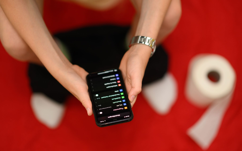 Die Mehrheit der Menschen in Deutschland lässt sich auch auf dem Klo vom Smartphone berieseln. (Archivbild) - Foto: Robert Michael/dpa Die Mehrheit der Menschen in Deutschland lässt sich auch auf dem Klo vom Smartphone berieseln. (Archivbild) - Foto: Robert Michael/dpa