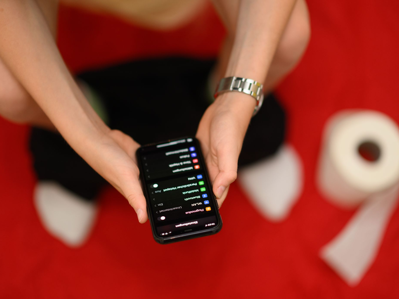 Die Mehrheit der Menschen in Deutschland lässt sich auch auf dem Klo vom Smartphone berieseln. (Archivbild) - Foto: Robert Michael/dpa