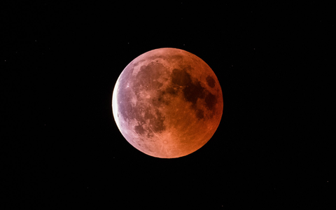 WÀhrend einer Mondfinsternis erscheint der Erdtrabant in rötlich-brÀunlichen Tönen. (Archivbild) - Foto: Silas Stein/dpa WÀhrend einer Mondfinsternis erscheint der Erdtrabant in rötlich-brÀunlichen Tönen. (Archivbild) - Foto: Silas Stein/dpa