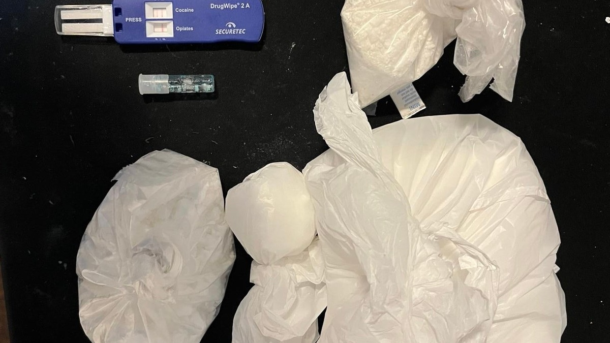 HZA-HH: Drogenfund im Kiosk // Kokain, Drogen und Bargeld - in einem unscheinbaren Kiosk - Foto: presseportal.de