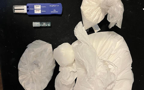 HZA-HH: Drogenfund im Kiosk // Kokain, Drogen und Bargeld - in einem unscheinbaren Kiosk - Foto: presseportal.de HZA-HH: Drogenfund im Kiosk // Kokain, Drogen und Bargeld - in einem unscheinbaren Kiosk - Foto: presseportal.de