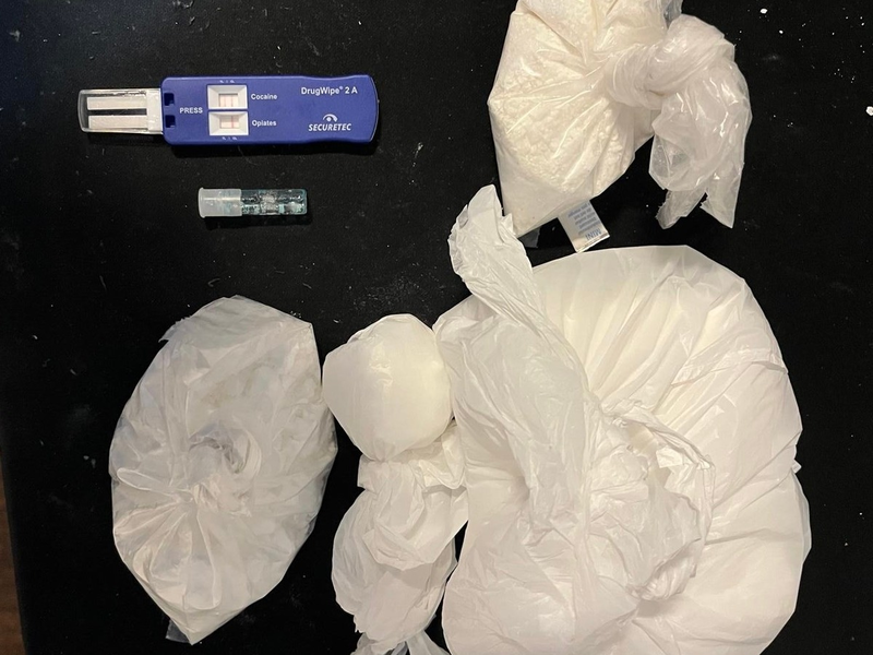 HZA-HH: Drogenfund im Kiosk // Kokain, Drogen und Bargeld - in einem unscheinbaren Kiosk - Foto: presseportal.de