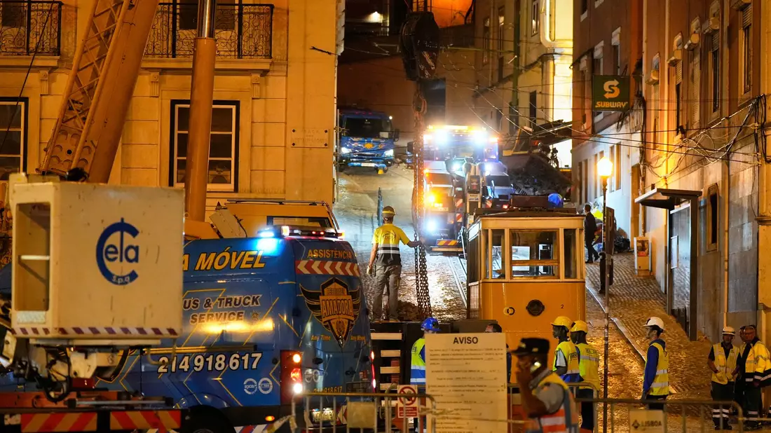 Die historische Standseilbahn «Elevador da Gloria» ist am 3. September in Lissabon bergab entgleist und gegen eine Hauswand gekracht. (Archivbild) - Bild: Ana Brigida/AP/dpa