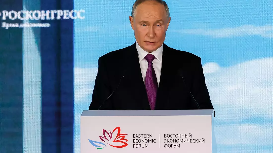 Putin bei einem Auftritt auf dem Wirtschaftsforum in Wladiwostok (Archivbild)  - Bild: Vyacheslav Viktorov/Roscongress Foundation/dpa