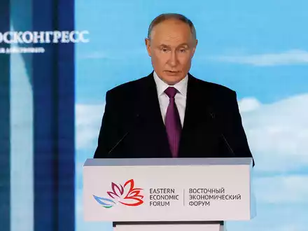 Putin bei einem Auftritt auf dem Wirtschaftsforum in Wladiwostok (Archivbild) - Foto: Vyacheslav Viktorov/Roscongress Foundation/dpa