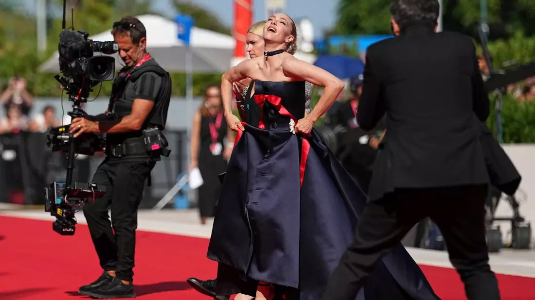 Amanda Seyfried, Hauptdarstellerin von «The Testament of Ann Lee», auf dem roten Teppich vor der Premiere am 1. September. (Archivbild) - Bild: Scott A Garfitt/Invision/AP/dpa