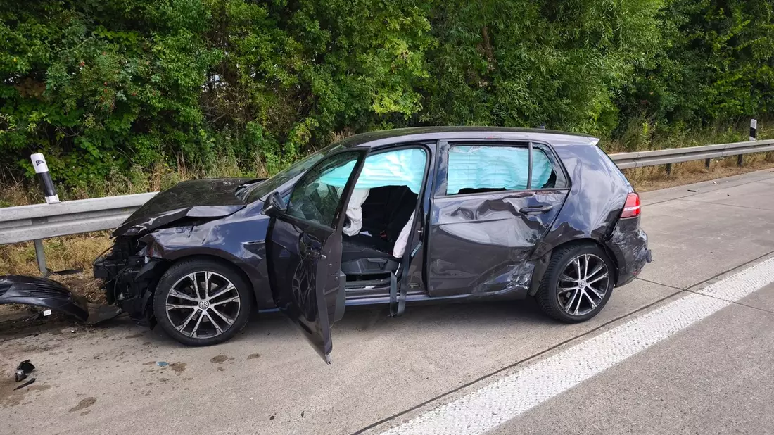 HZA-BS: Der ZOLL leistet Erste Hilfe auf der Bundesautobahn 7 bei Hotteln / Zwei Autos und ein LKW verunfallen - Bild: presseportal.de