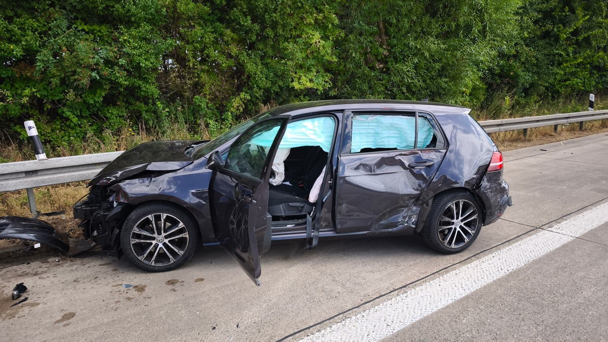HZA-BS: Der ZOLL leistet Erste Hilfe auf der Bundesautobahn 7 bei Hotteln / Zwei Autos und ein LKW verunfallen - Foto: presseportal.de