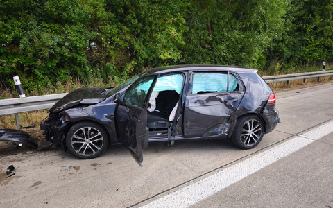 HZA-BS: Der ZOLL leistet Erste Hilfe auf der Bundesautobahn 7 bei Hotteln / Zwei Autos und ein LKW verunfallen - Foto: presseportal.de
