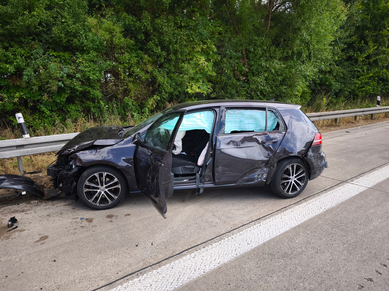HZA-BS: Der ZOLL leistet Erste Hilfe auf der Bundesautobahn 7 bei Hotteln / Zwei Autos und ein LKW verunfallen - Foto: presseportal.de
