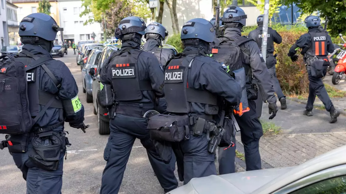 Der Großeinsatz in Essen zog sich am Freitag über Stunden bis zur Festnahme des Tatverdächtigen hin. (Archivbild) - Bild: Justin Brosch/dpa