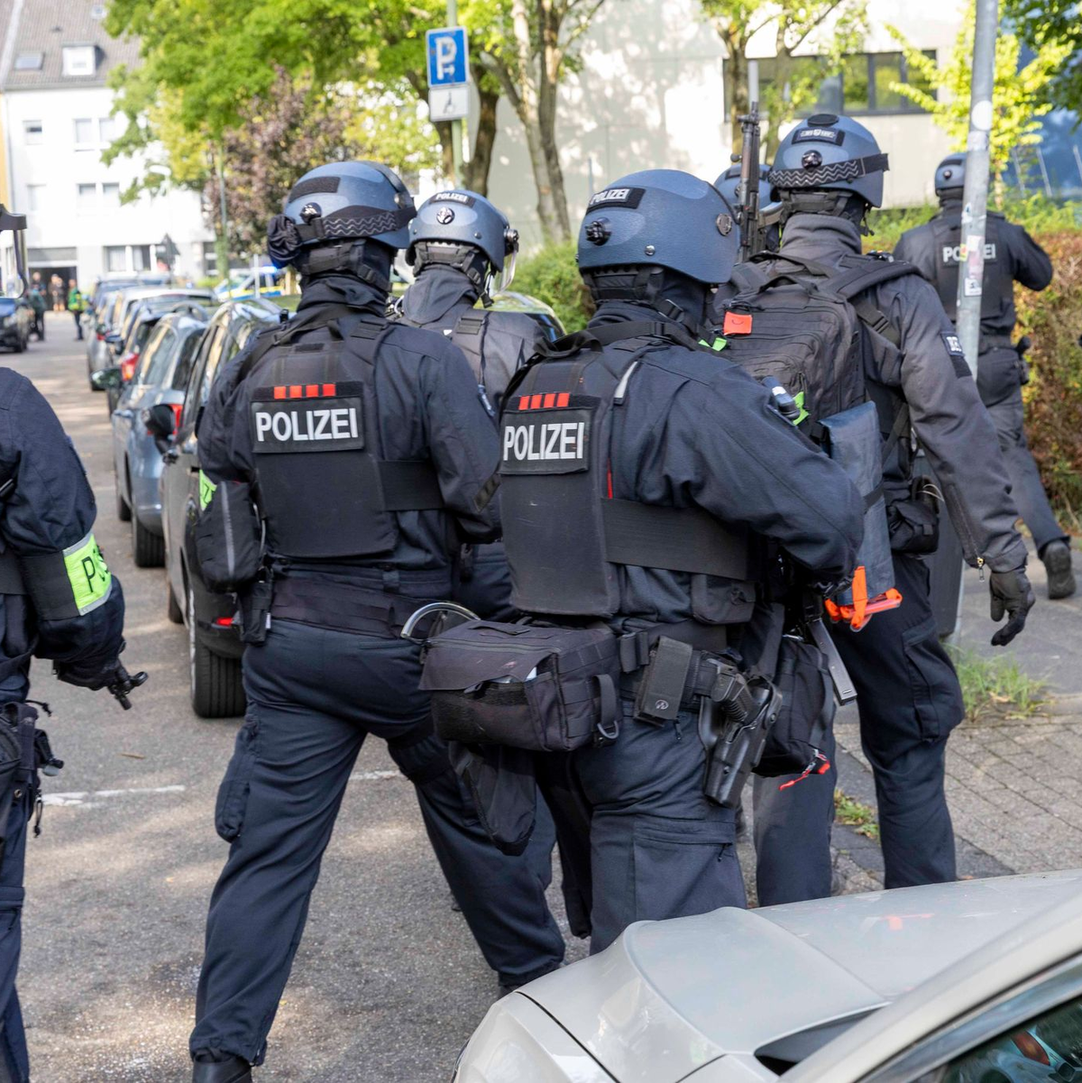 Der Großeinsatz zieht sich über Stunden bis zur Festnahme des Tatverdächtigen. - Foto: Justin Brosch/dpa