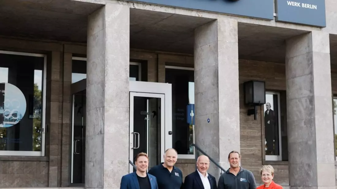 Ein starkes Zeichen für Innovation und Qualität Made in Germany: Der Regierende Bürgermeister Kai Wegner besucht das Gillette-Werk in Berlin-Tempelhof. - Bild: presseportal.de