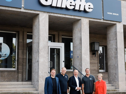 Ein starkes Zeichen für Innovation und Qualität Made in Germany: Der Regierende Bürgermeister Kai Wegner besucht das Gillette-Werk in Berlin-Tempelhof. - Foto: presseportal.de