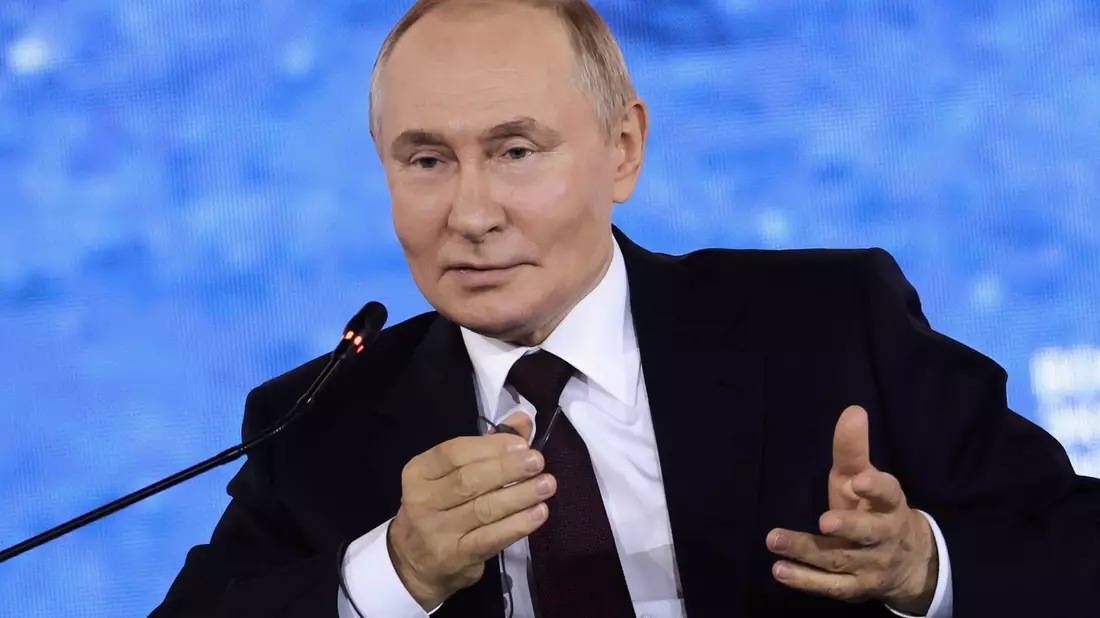Kremlchef Wladimir Putin lehnt Truppen aus Nato-Staaten in der Ukraine kategorisch ab. - Bild: Stepan Pugachev/Roscongress Foundation/AP/dpa