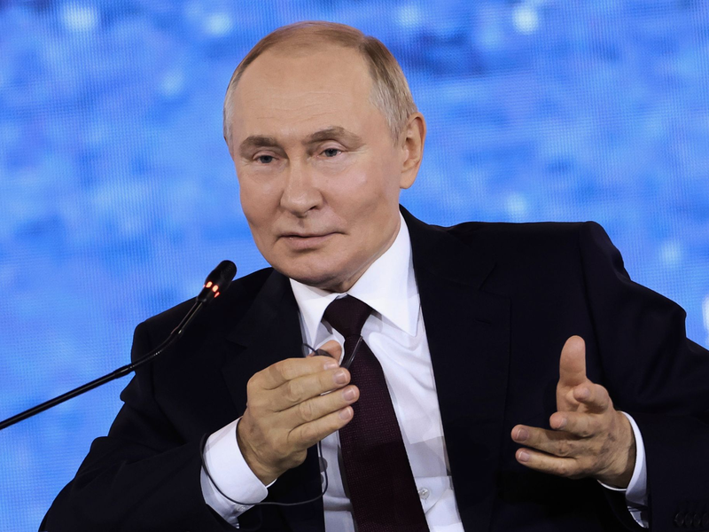 Russlands Präsident Wladimir Putin widerspricht negativen Wirtschaftsprognosen für sein Land.  - Foto: Stepan Pugachev/Roscongress Foundation/AP/dpa