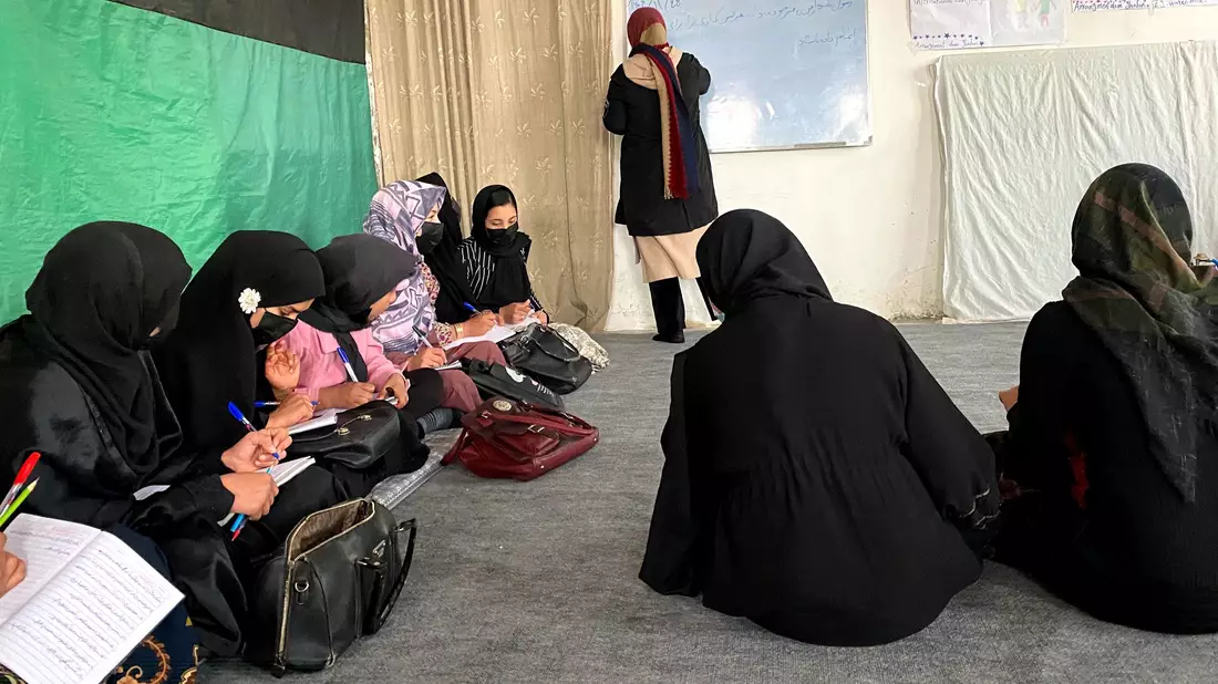 Die islamistischen Machthaber in Afghanistan haben den Zugang zu Bildung für Mädchen massiv eingeschränkt. (Archivbild) - Bild: Fariba Akbari/dpa