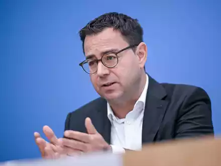 Einen Tag nachdem der Haushaltsausschuss den Etat für 2025 beschlossen hat, äußern sich die Fraktionen. - Foto: Britta Pedersen/dpa