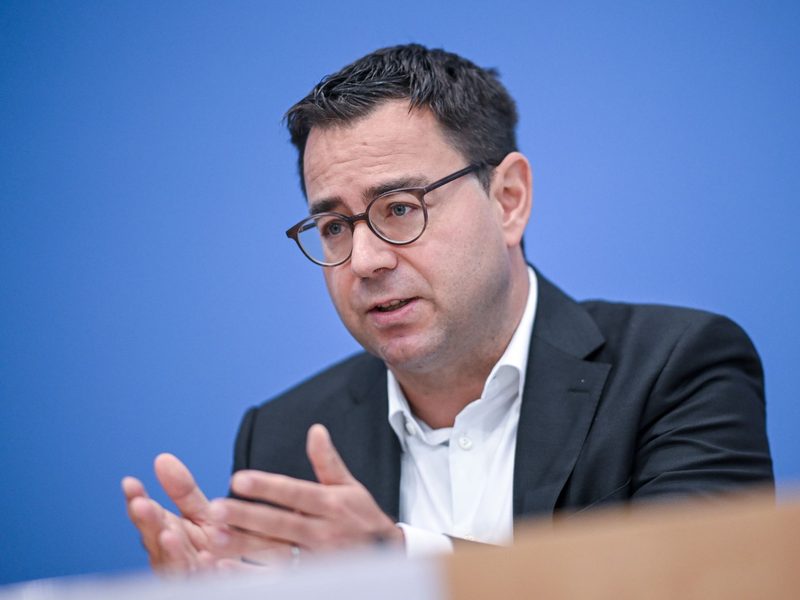 Am Morgen nach der Bereinigungssitzung des Haushaltsausschusses sprechen die Fraktionen über die Ergebnisse. - Foto: Britta Pedersen/dpa