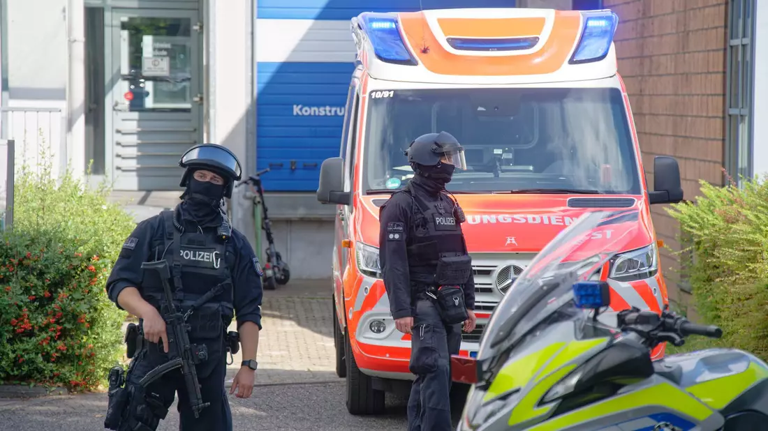 Für die Bevölkerung besteht laut Polizei nach Festnahme eines Verdächtigen keine Gefahr mehr - Bild: Henning Kaiser/dpa