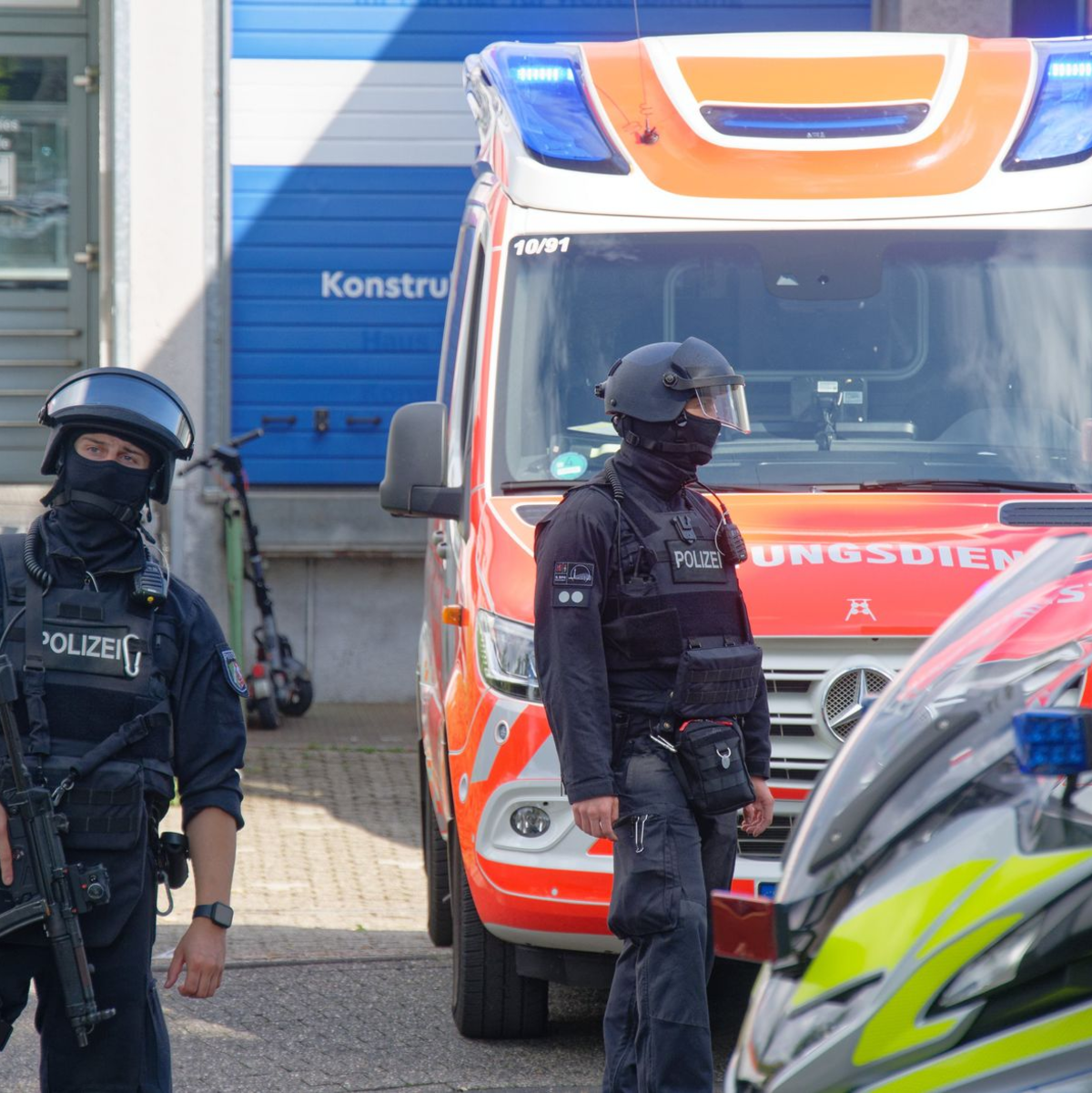 Auch Spezialeinheiten sind vor Ort. - Foto: Henning Kaiser/dpa