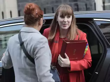 Die britische Vizeregierungschefin Angela Rayner muss wegen einer Steueraffäre ihren Hut nehmen. (Archivfoto) - Foto: Stefan Rousseau/PA Wire/dpa