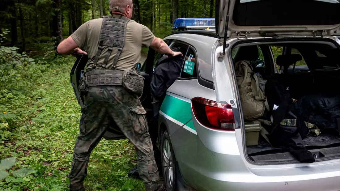 Immer wieder greifen polnischer Grenzschützer Menschen auf, die es über die Grenze nach Polen geschafft haben. (Archivbild) - Bild: Fabian Sommer/dpa