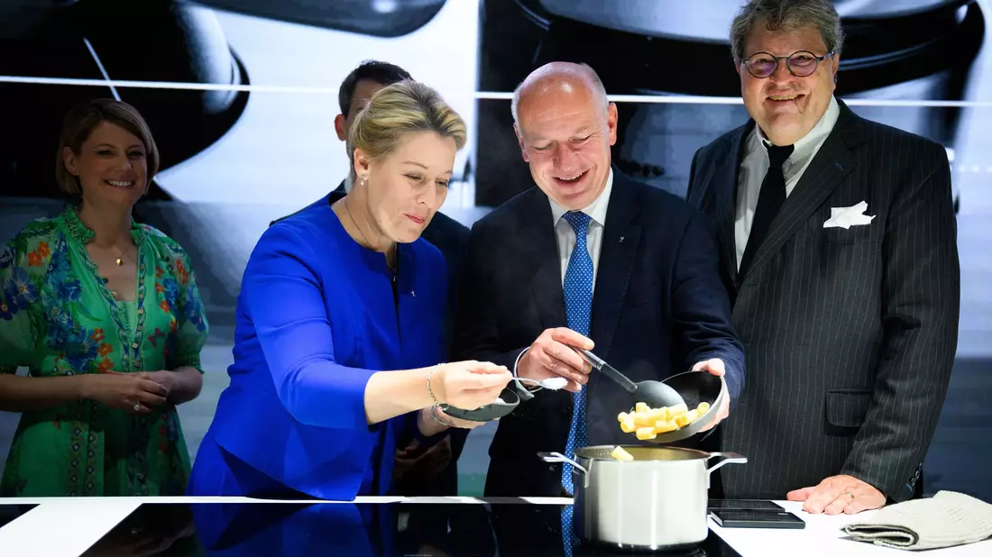 Roboter putzen auf der Messe fleißig Fenster. - Bild: Bernd von Jutrczenka/dpa