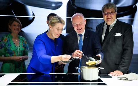 Roboter putzen auf der Messe fleißig Fenster. - Foto: Bernd von Jutrczenka/dpa