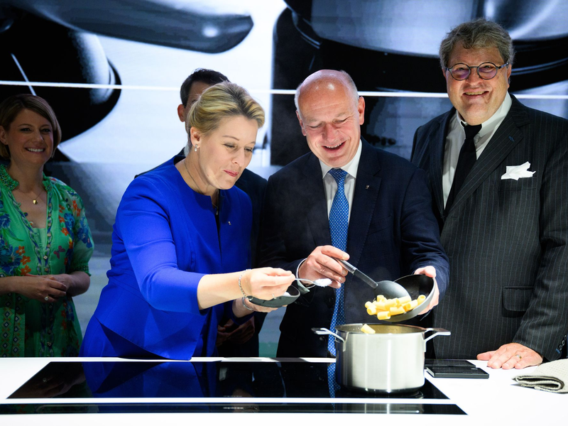 Roboter putzen auf der Messe fleißig Fenster. - Foto: Bernd von Jutrczenka/dpa