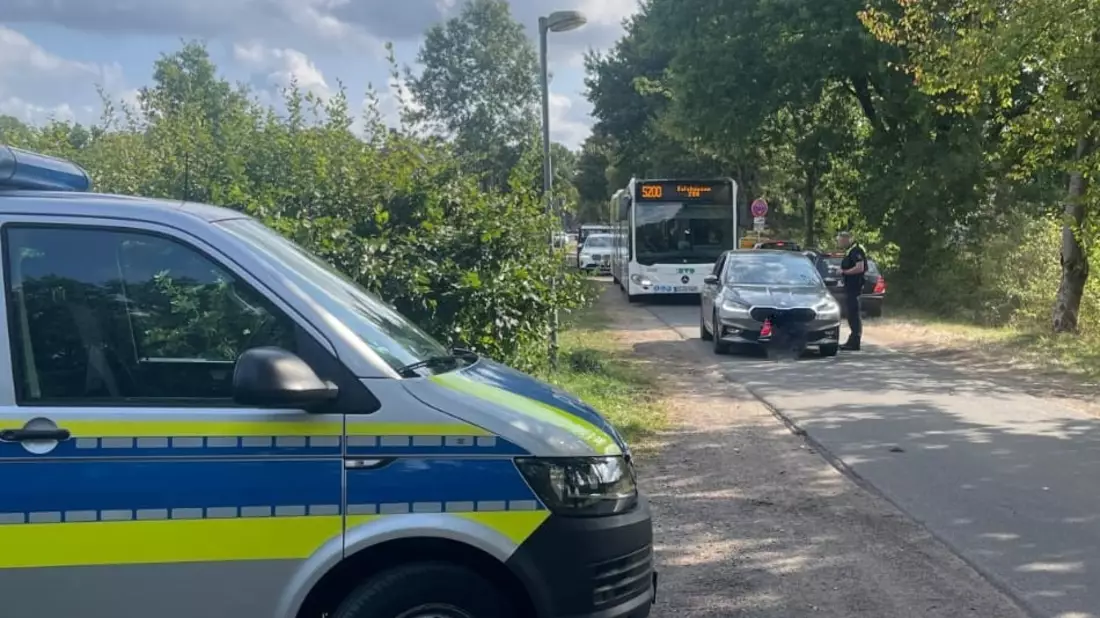POL-LG: ++ Schockmoment: Radfahrerin übersehen - Lkw überrollt Fahrrad ++ widerspenstiger Fahrgast: Polizei geleitet Mann aus Linienbus - Einweisung veranlasst ++ weitere Schwerpunktkontrollen ++ - Bild: presseportal.de