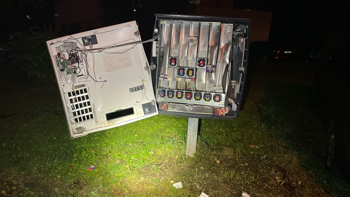 LPI-NDH: Zigarettenautomat in der Nacht gesprengt - Anwohner aus dem Schlaf gerissen - Foto: presseportal.de