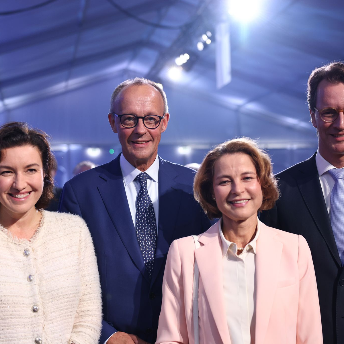 Bundeskanzler Friedrich Merz und NRW-Ministerpräsident Hendrik Wüst haben den Supercomputer «Jupiter» in Jülich in Betrieb genommen.  - Foto: Rolf Vennenbernd/dpa