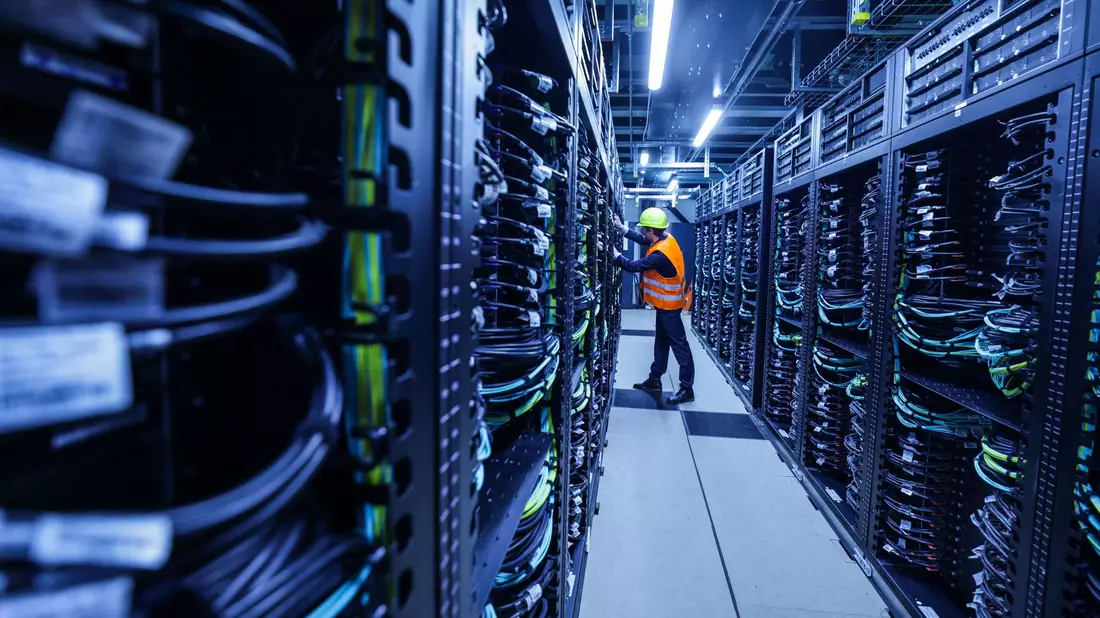 Der Supercomputer «Jupiter» im Forschungszentrum Jülich ist von Bundeskanzler Friedrich Merz und NRW-Ministerpräsident Hendrik Wüst offiziell in Betrieb genommen worden (Archivbild). - Bild: Oliver Berg/dpa
