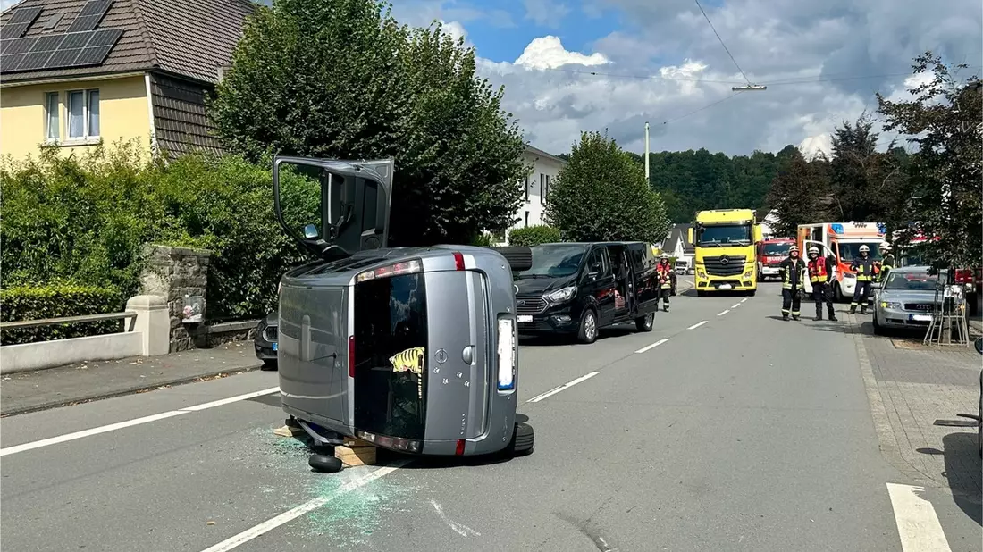 FW-OE: Verkehrsunfall mit eingeschlossener Person - Bild: presseportal.de