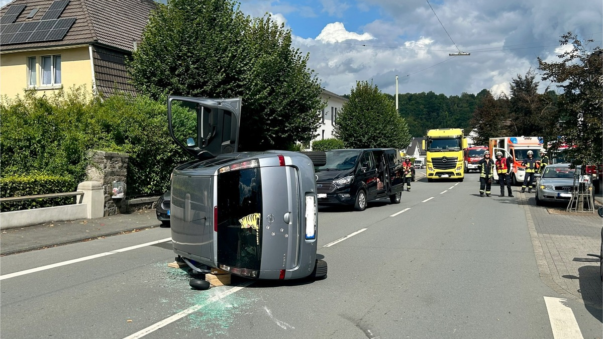 FW-OE: Verkehrsunfall mit eingeschlossener Person - Foto: presseportal.de