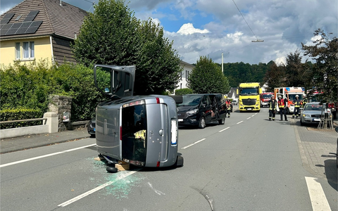 FW-OE: Verkehrsunfall mit eingeschlossener Person - Foto: presseportal.de