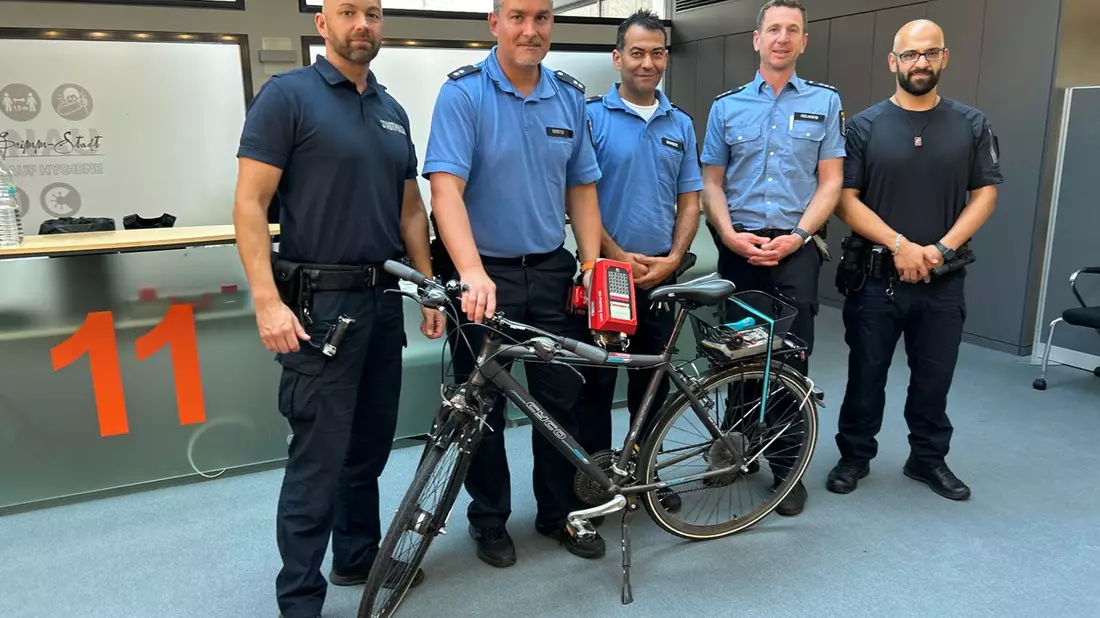 POL-OF: Erfolgreiche Fahrradcodieraktion des Polizeireviers Hanau in Kooperation mit der Stadtpolizei Hanau; Messing-Baum von Grabstein gestohlen; und mehr - Bild: presseportal.de