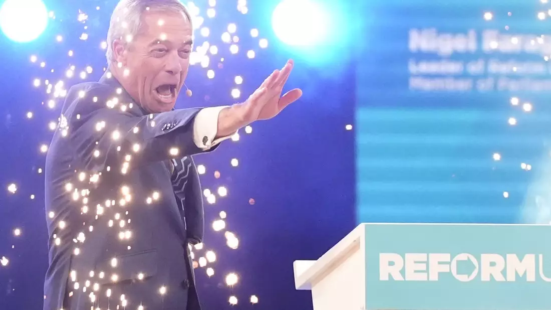 Nigel Farage lässt sich nach dem Rayner-Rücktritt feiern. - Bild: Jacob King/PA Wire/dpa