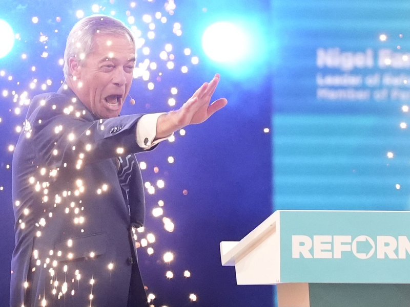 Farage wird von seinen Anhängern gefeiert wie ein Star. - Foto: Jacob King/PA Wire/dpa