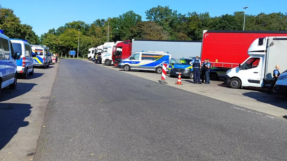POL-OF: Jedes dritte Fahrzeug bemängelt: Großkontrolle auf der Tank- und Rastanlage Weiskirchen Nord - Bild: presseportal.de